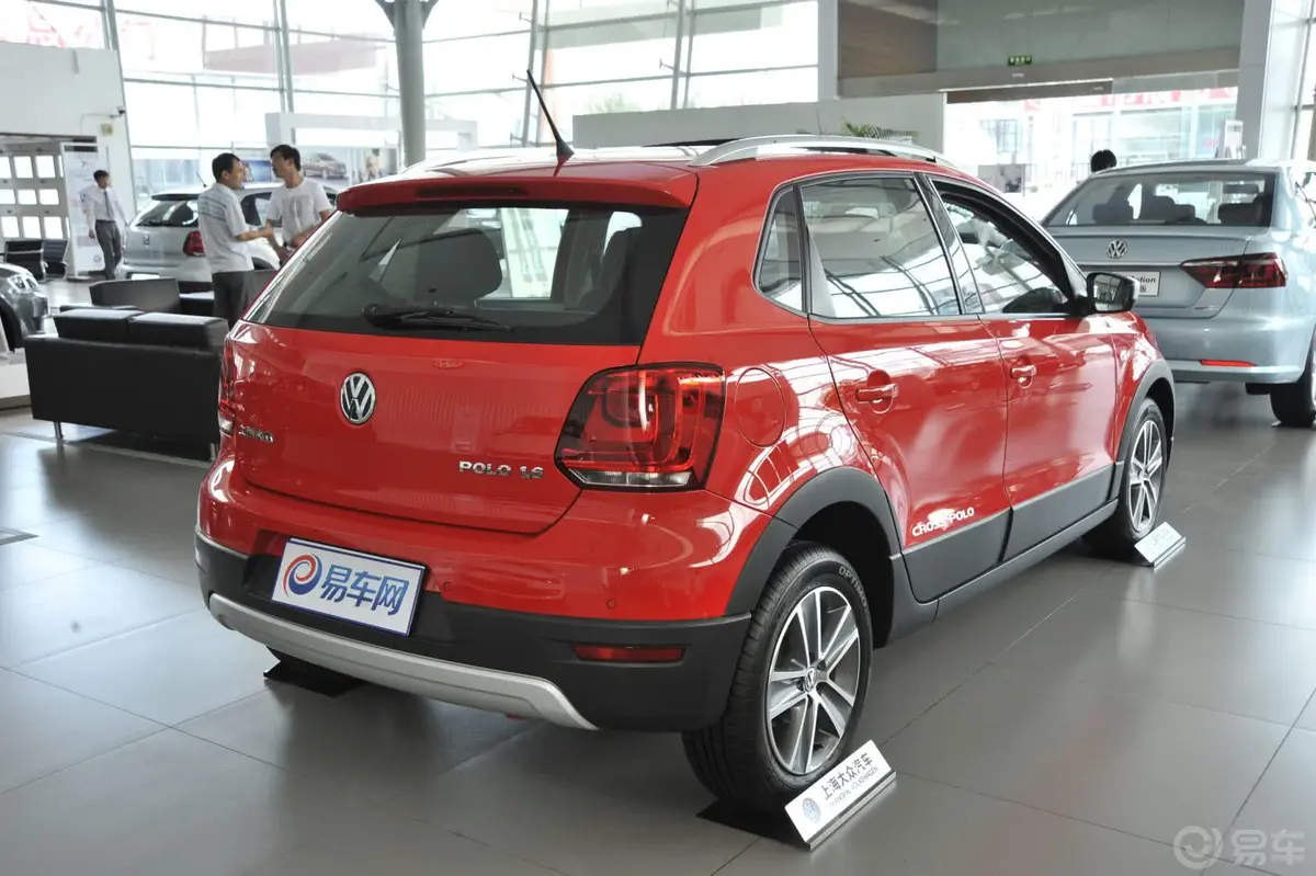 PoloCross 1.6L 手动侧后45度车头向右水平