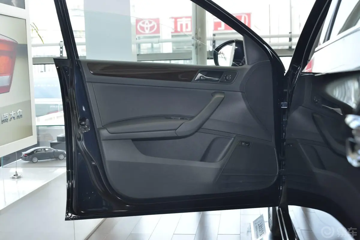 桑塔纳1.6L 自动 豪华版驾驶员侧车门内门板