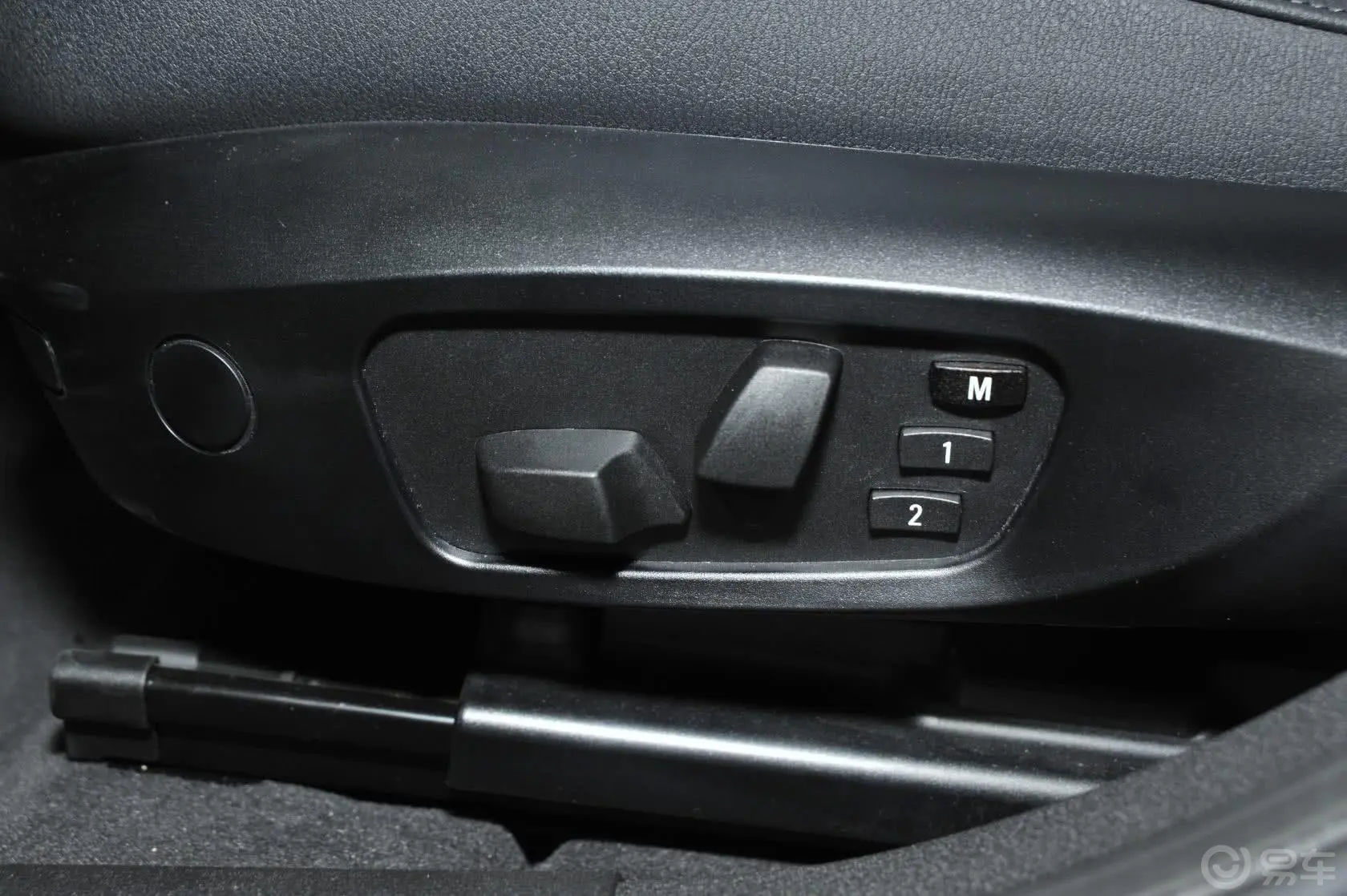 宝马X1sDrive18i 领先型座椅调节键