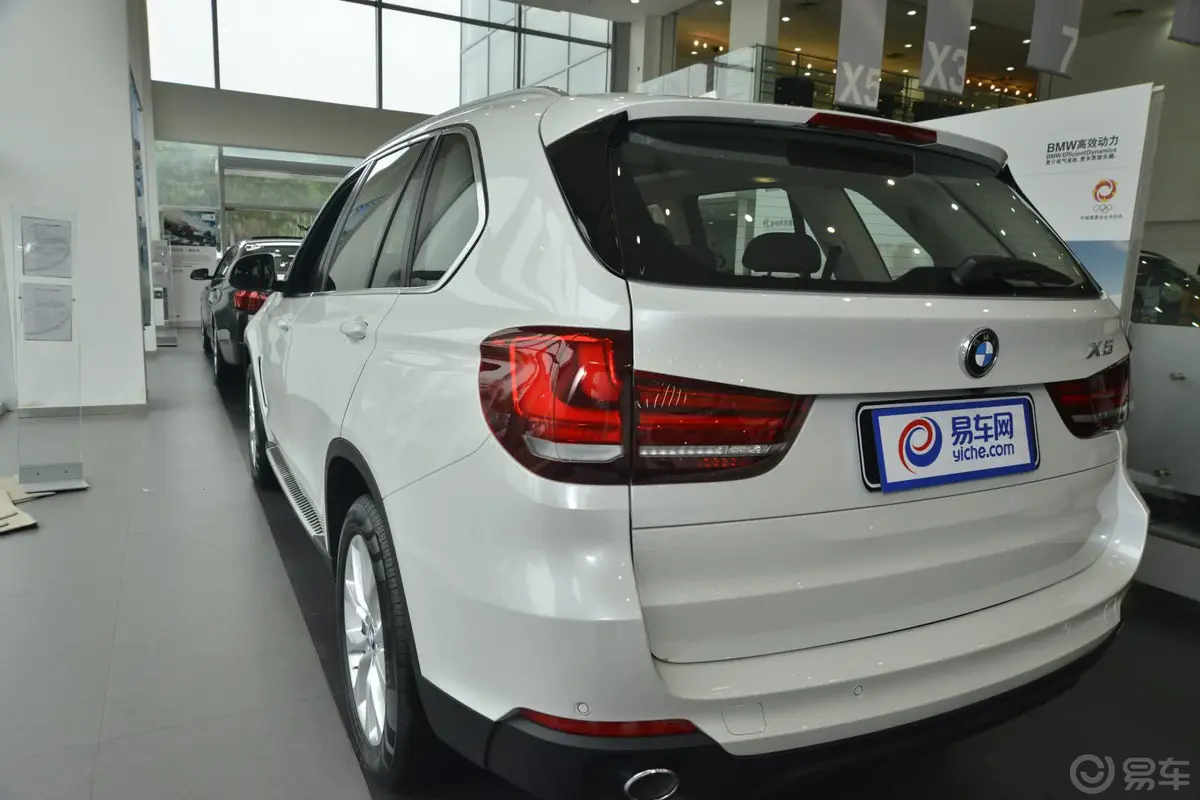 宝马X5(进口)xDrive35i 领先型侧后45度车头向左水平