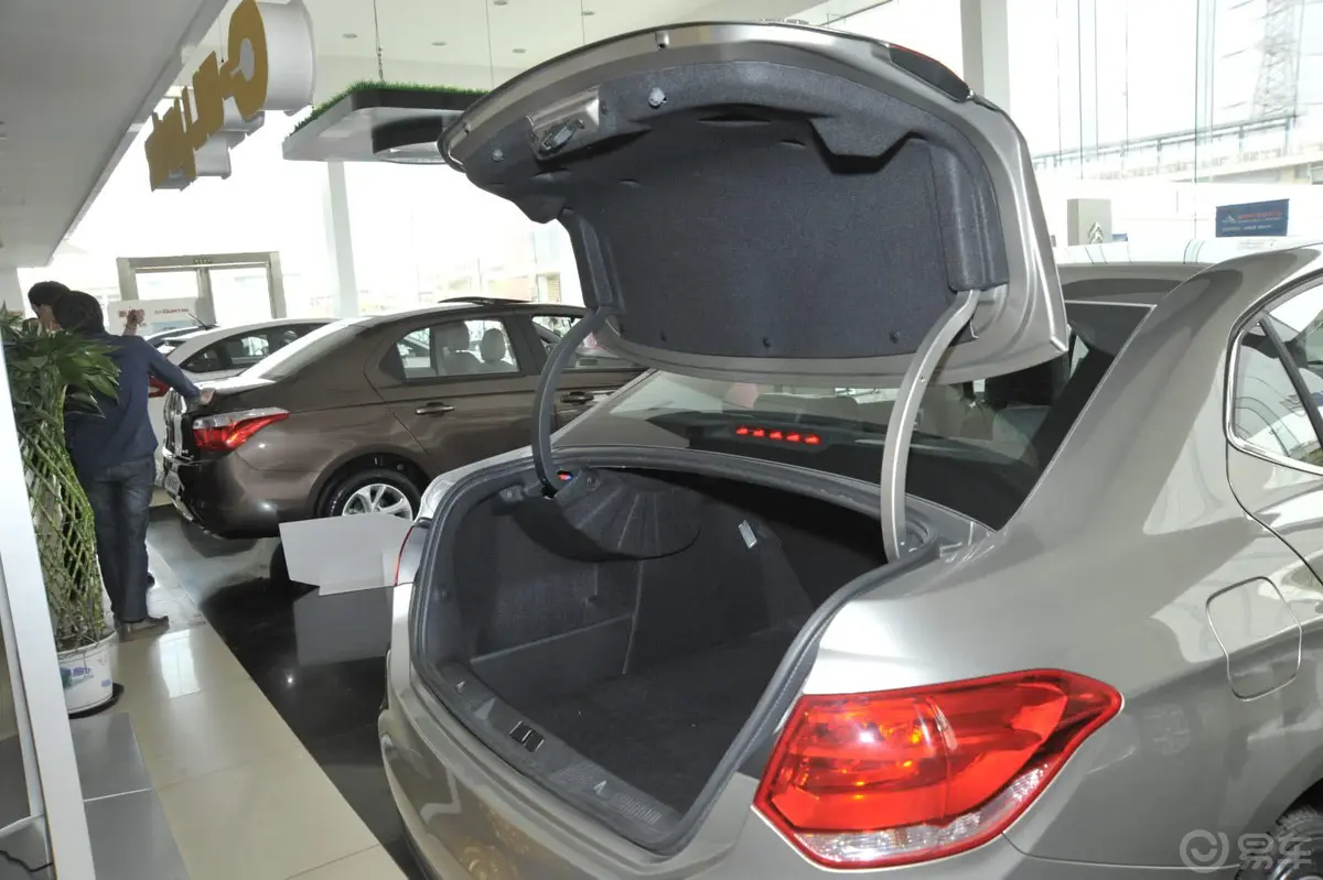 雪铁龙C4L1.8L 自动 智驱版劲智型行李厢开口范围