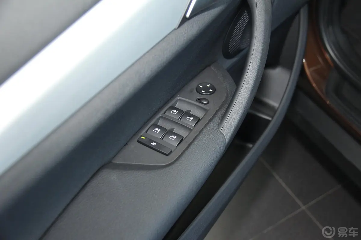 宝马X1sDrive18i 领先型车窗升降键