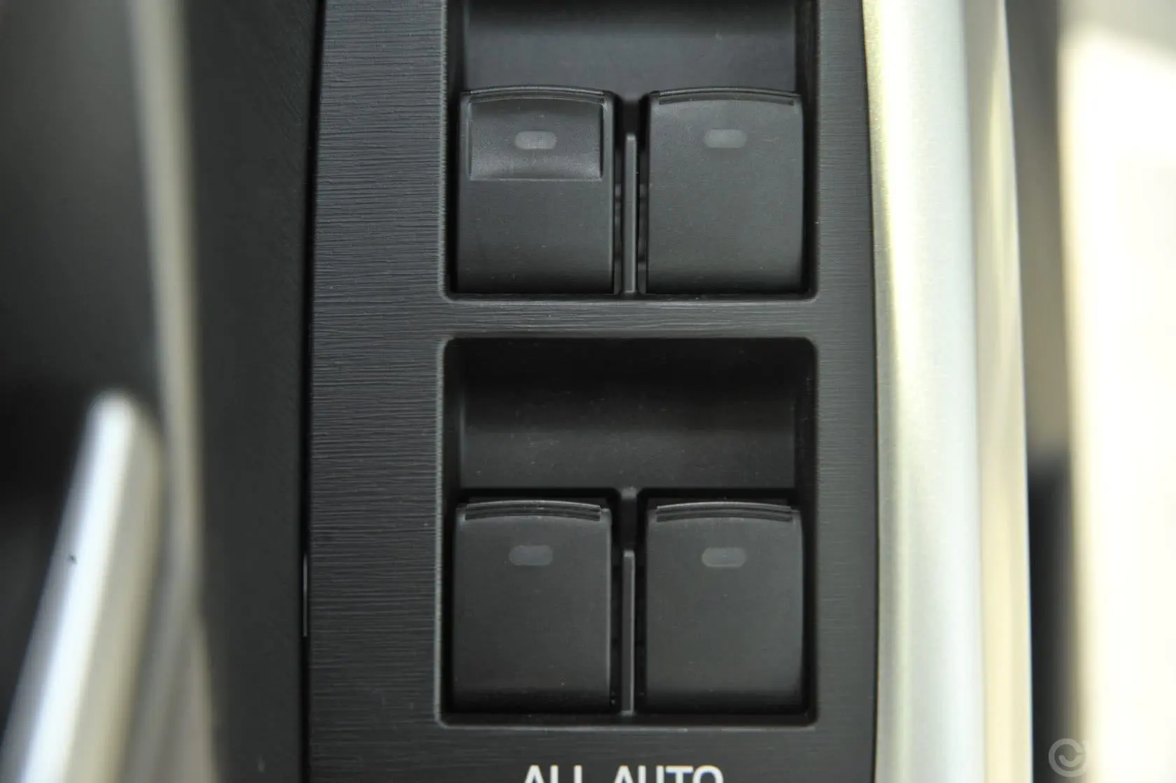 普锐斯1.8L CVT 标准版车窗升降键