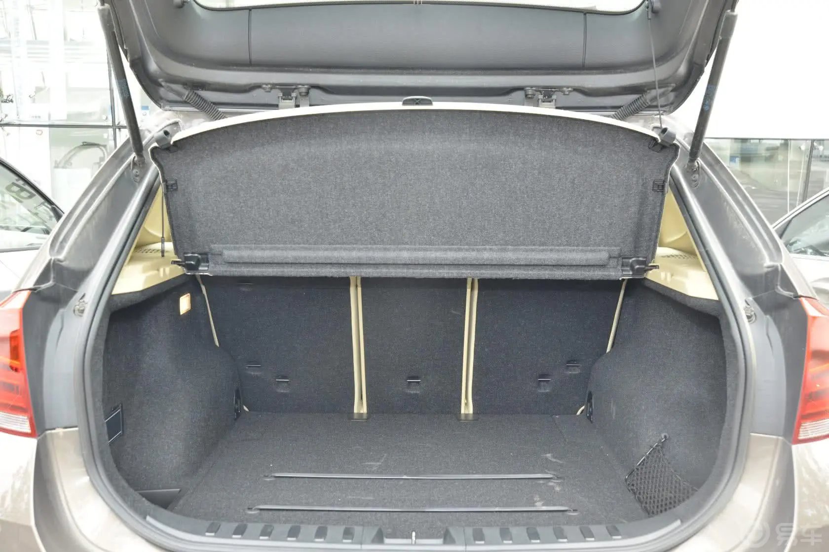 宝马X1sDrive18i 领先型行李箱空间