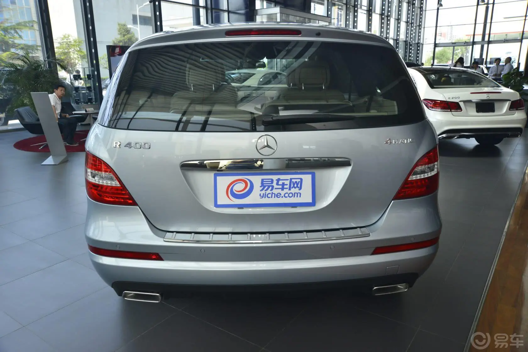 奔驰R级R 400 4MATIC 豪华型正后水平