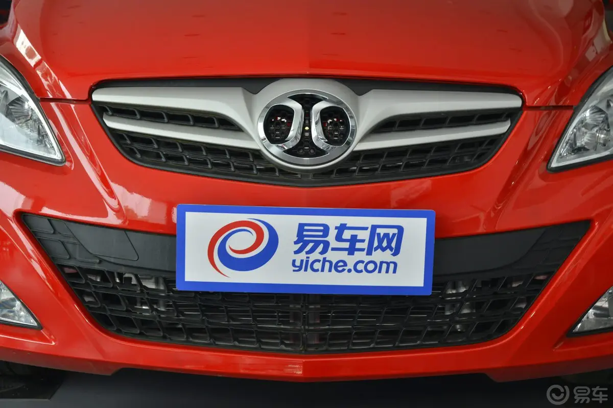 北京汽车E系列三厢 1.5L 自动 乐尚版前格栅侧俯拍
