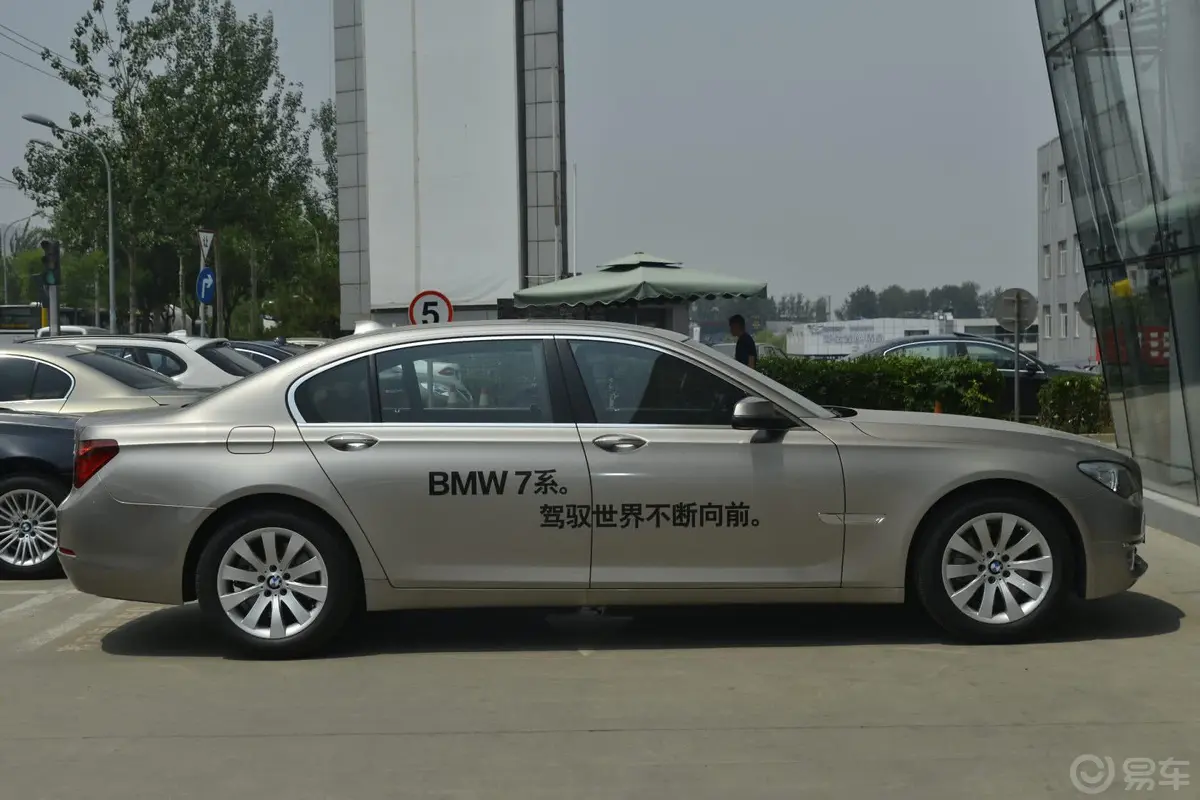 宝马7系730Li 豪华型外观