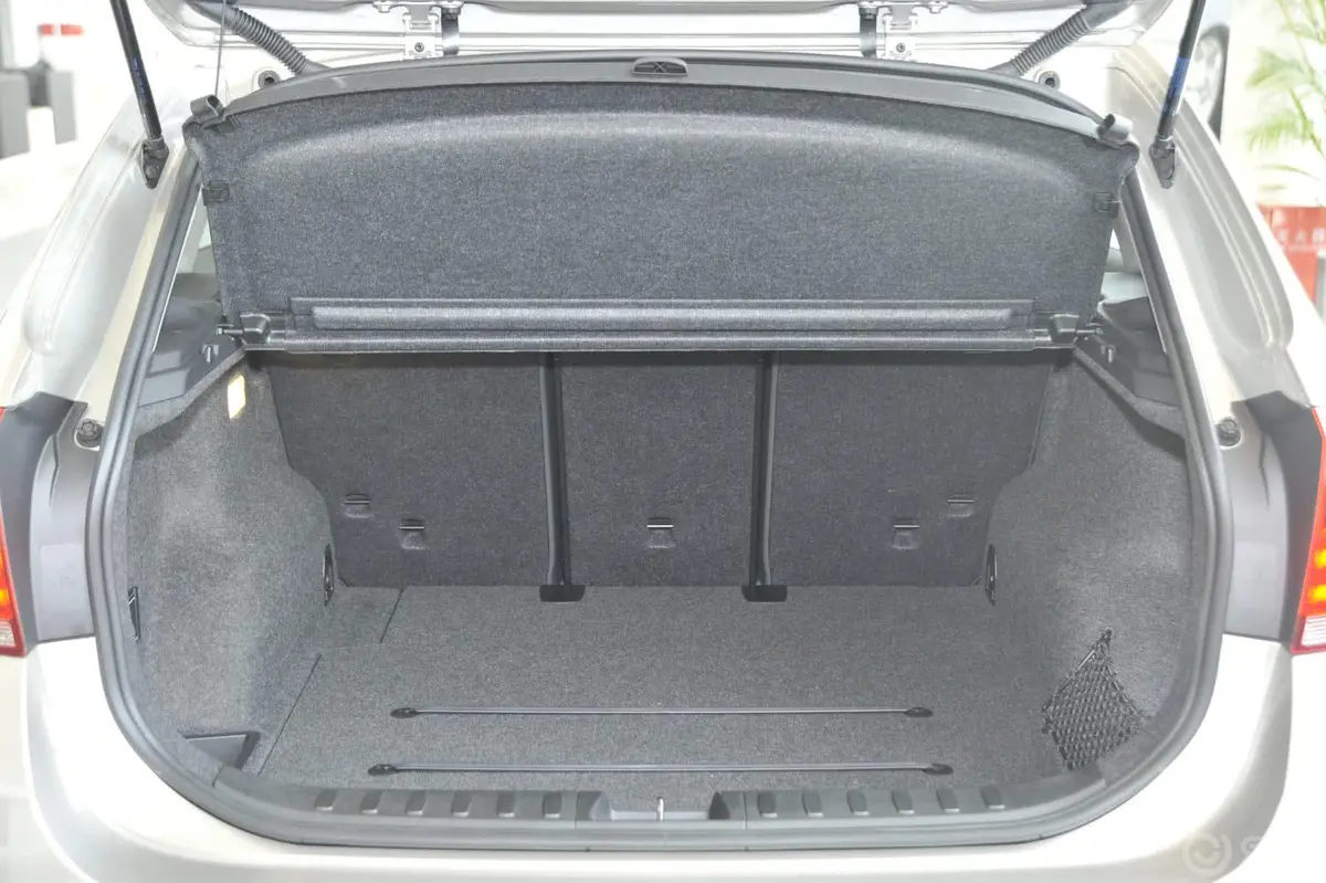 宝马X1sDrive18i 时尚型行李箱空间