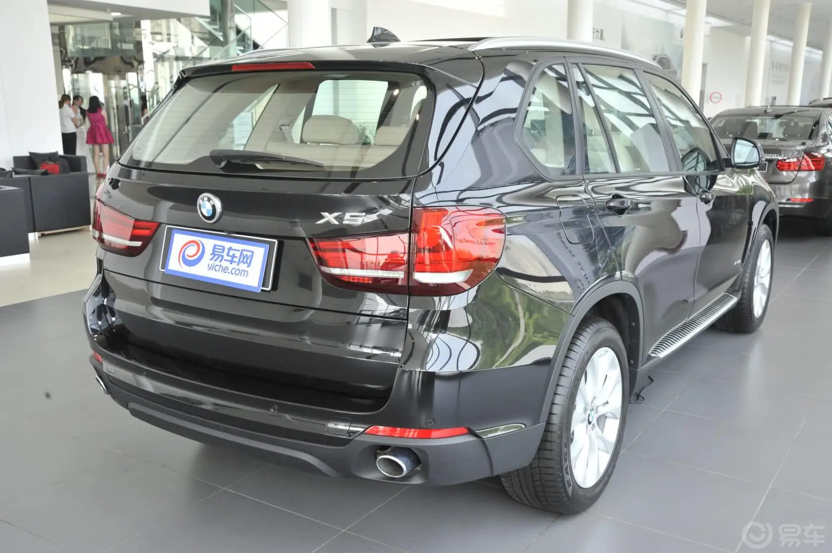 宝马X5(进口)xDrive35i 领先型侧后45度车头向右水平