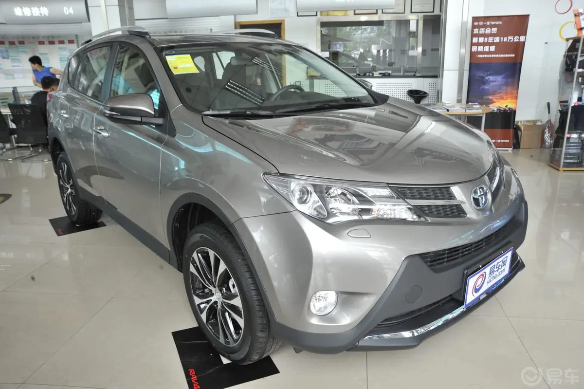 RAV4荣放2.5L 手自一体 尊贵版侧后45度车头向右水平