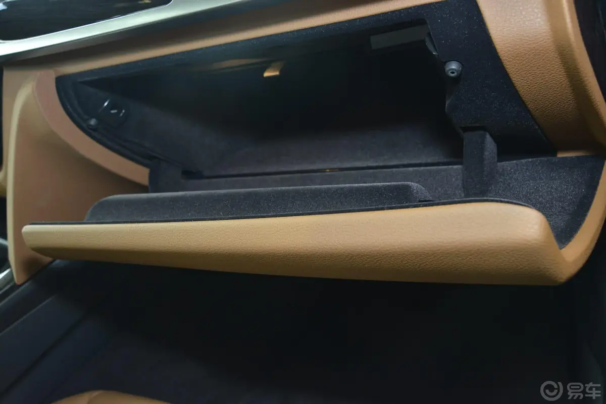 宝马4系双门轿跑车 428i 豪华设计套装手套箱
