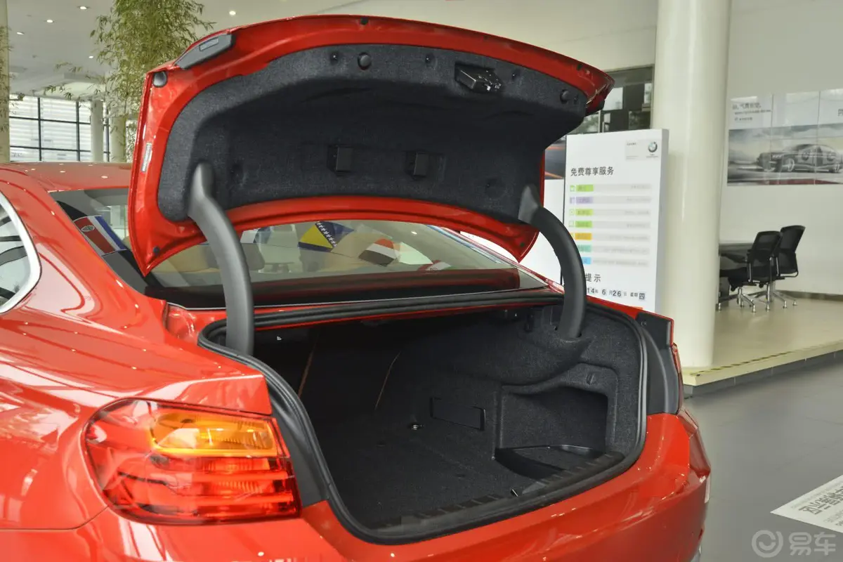 宝马4系双门轿跑车 428i 豪华设计套装行李厢开口范围