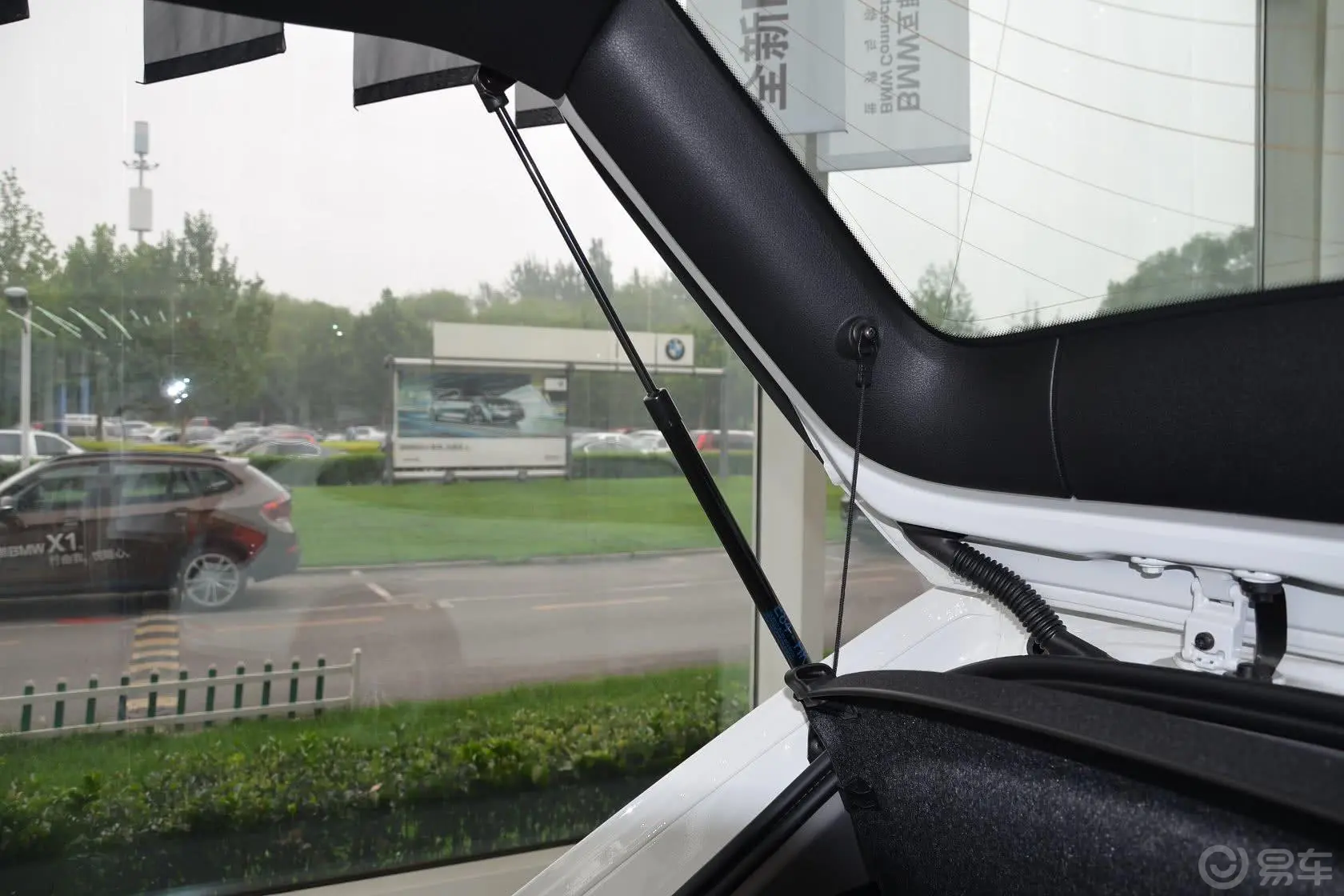 宝马X1sDrive20i 运动设计套装行李厢支撑杆