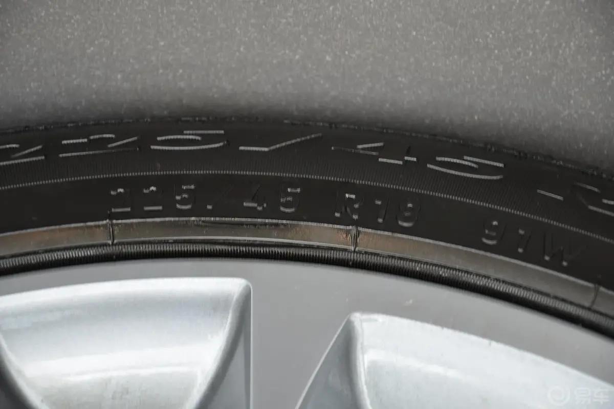宝马X1sDrive20i 运动设计套装轮胎规格