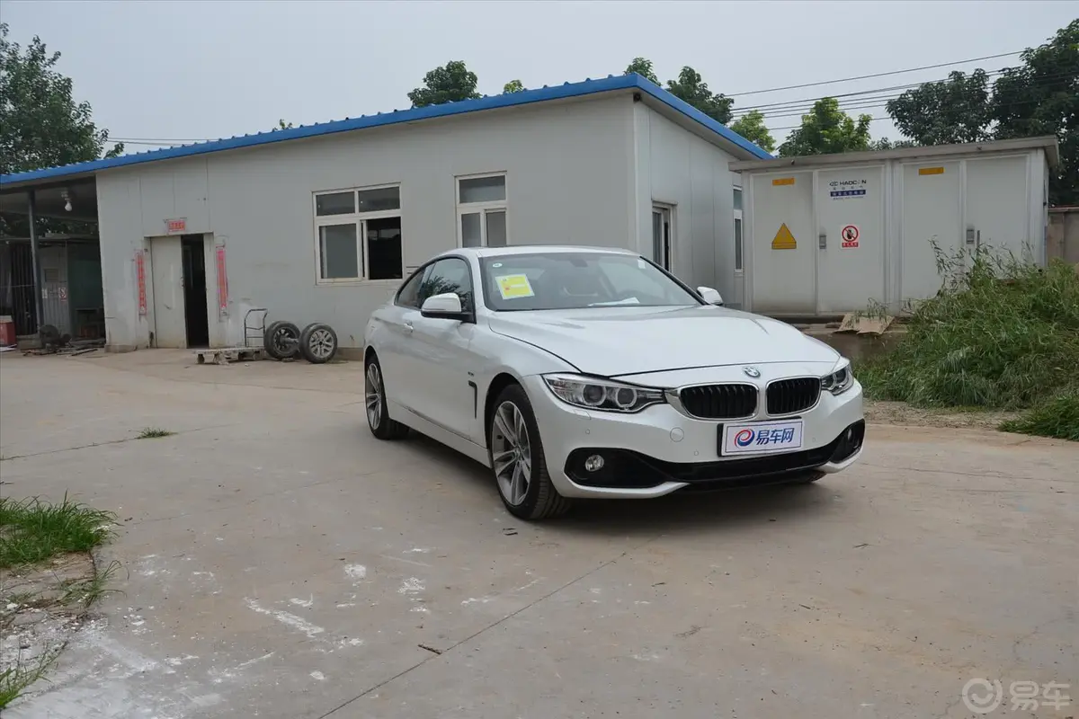 宝马4系双门轿跑车 435i xDrive 运动设计套装侧前45度车头向右水平