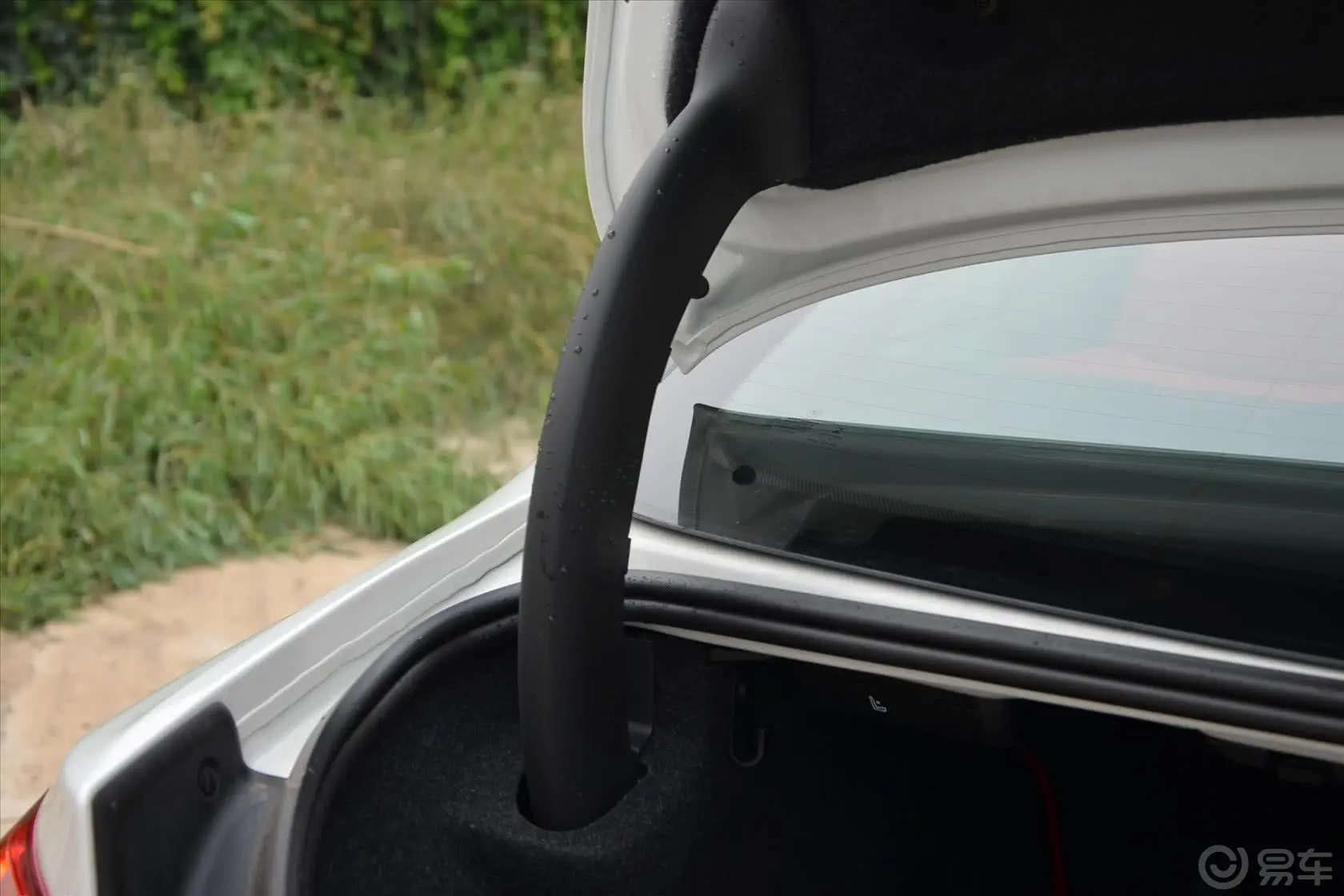宝马4系双门轿跑车 435i xDrive 运动设计套装行李厢支撑杆