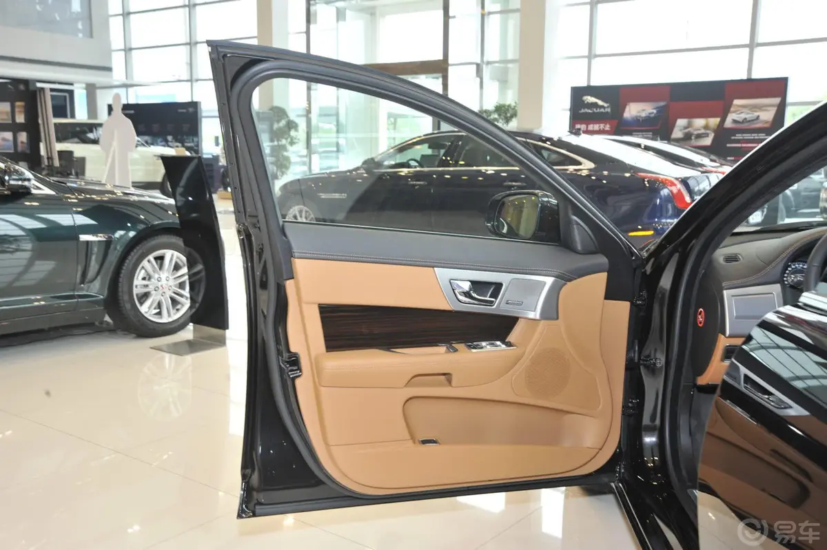 捷豹XF2.0T 奢华版驾驶员侧车门内门板