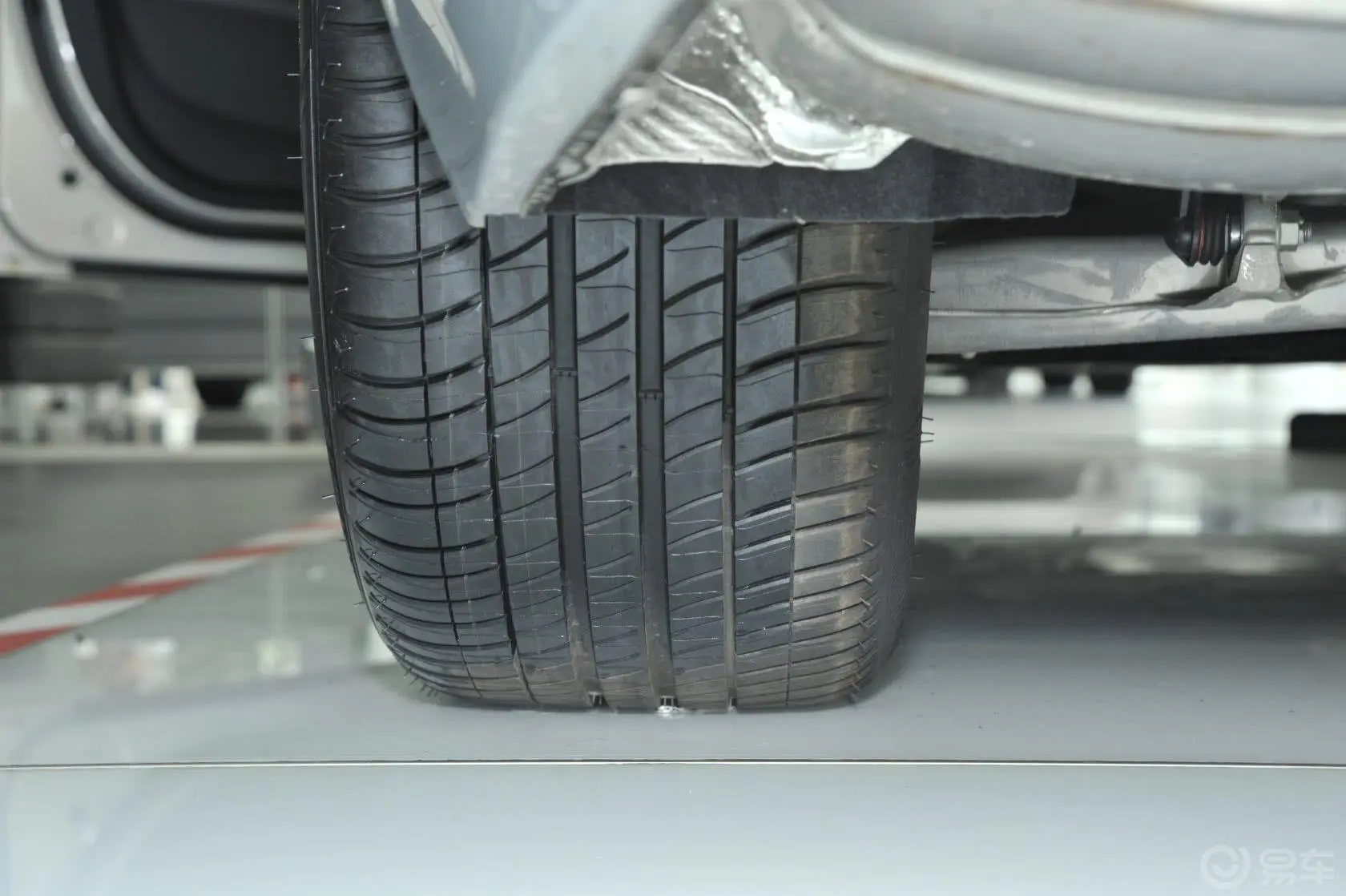 宝马7系740Li xDrive 马年限量版轮胎花纹
