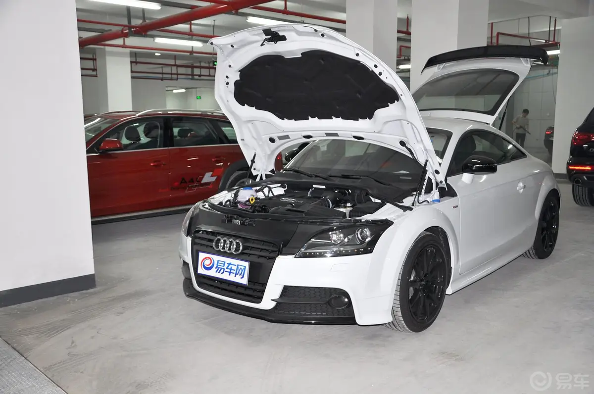 奥迪TTCoupe 45 TFSI 劲动型发动机盖开启