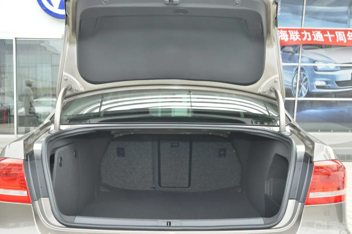 迈腾3.0L 手自一体 V6 FSI 旗舰型行李箱空间