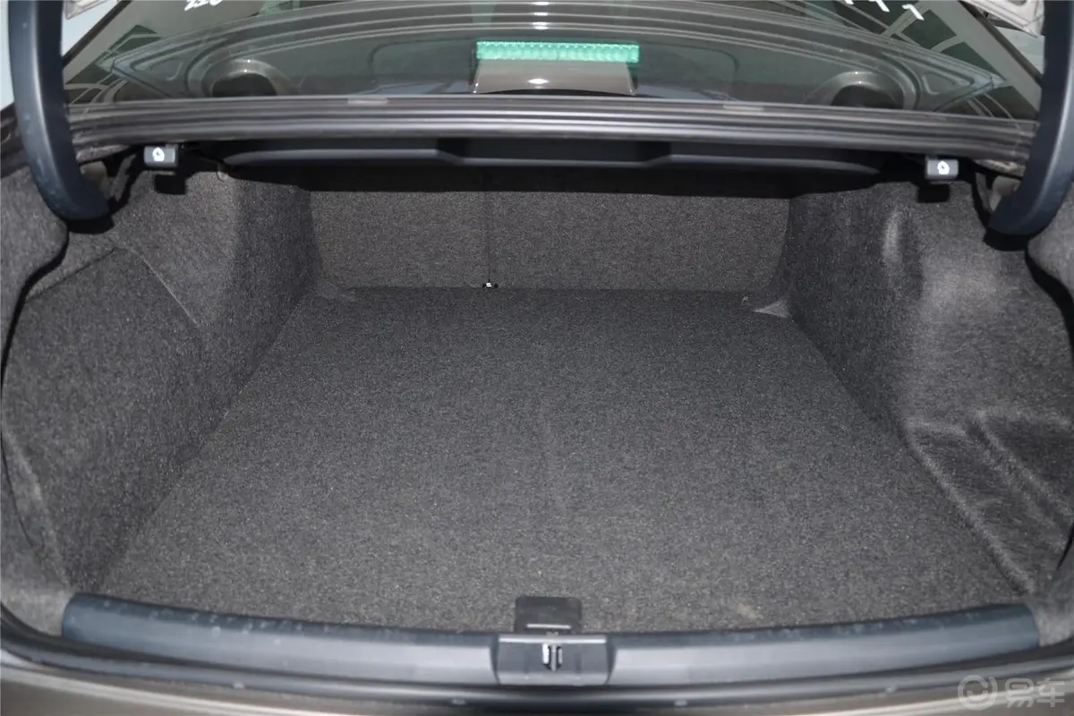 帕萨特3.0L 双离合 V6 旗舰尊享版行李箱空间