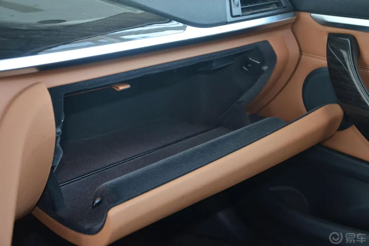 宝马4系双门轿跑车 428i xDrive 豪华设计套装手套箱