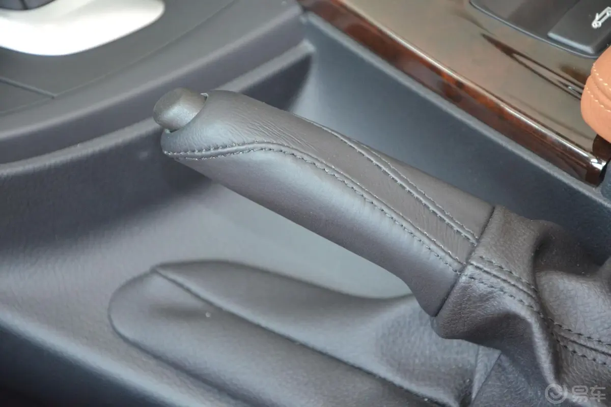 宝马4系敞篷轿跑车 435i 风尚设计套装驻车制动（手刹，电子，脚刹）