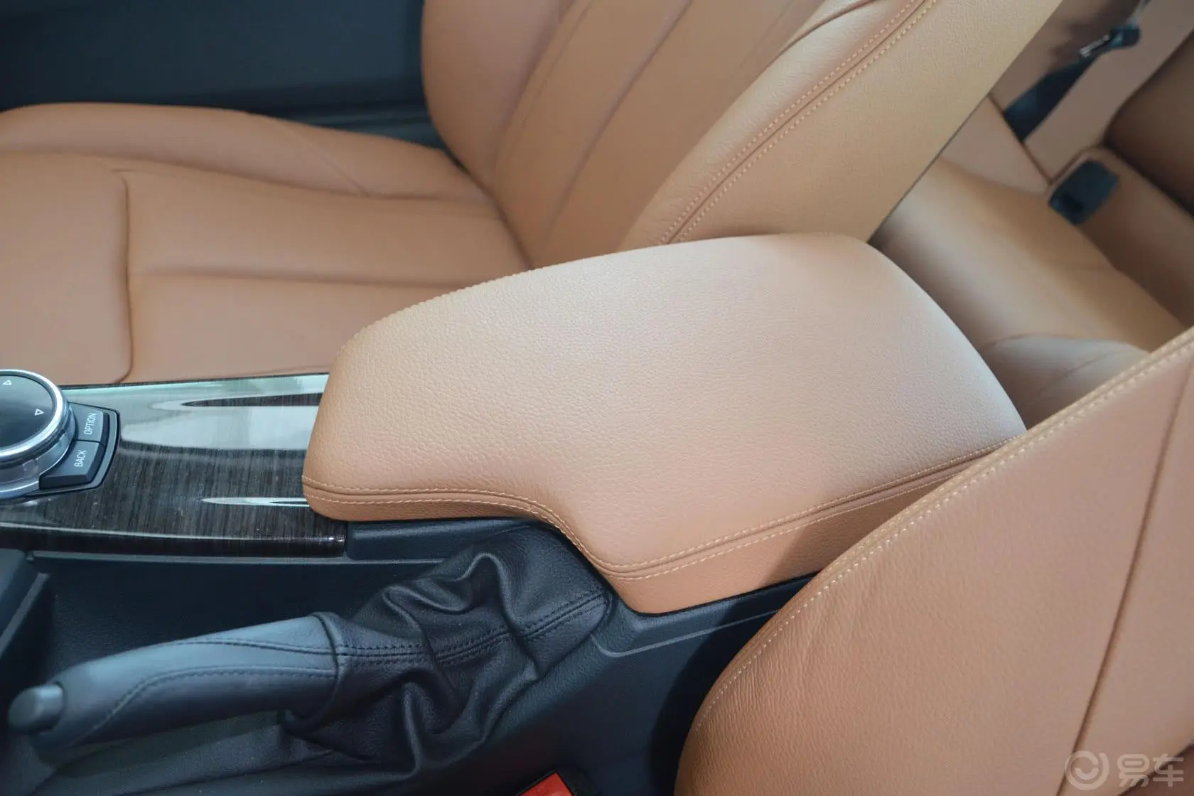 宝马4系双门轿跑车 428i xDrive 豪华设计套装前排中央扶手箱