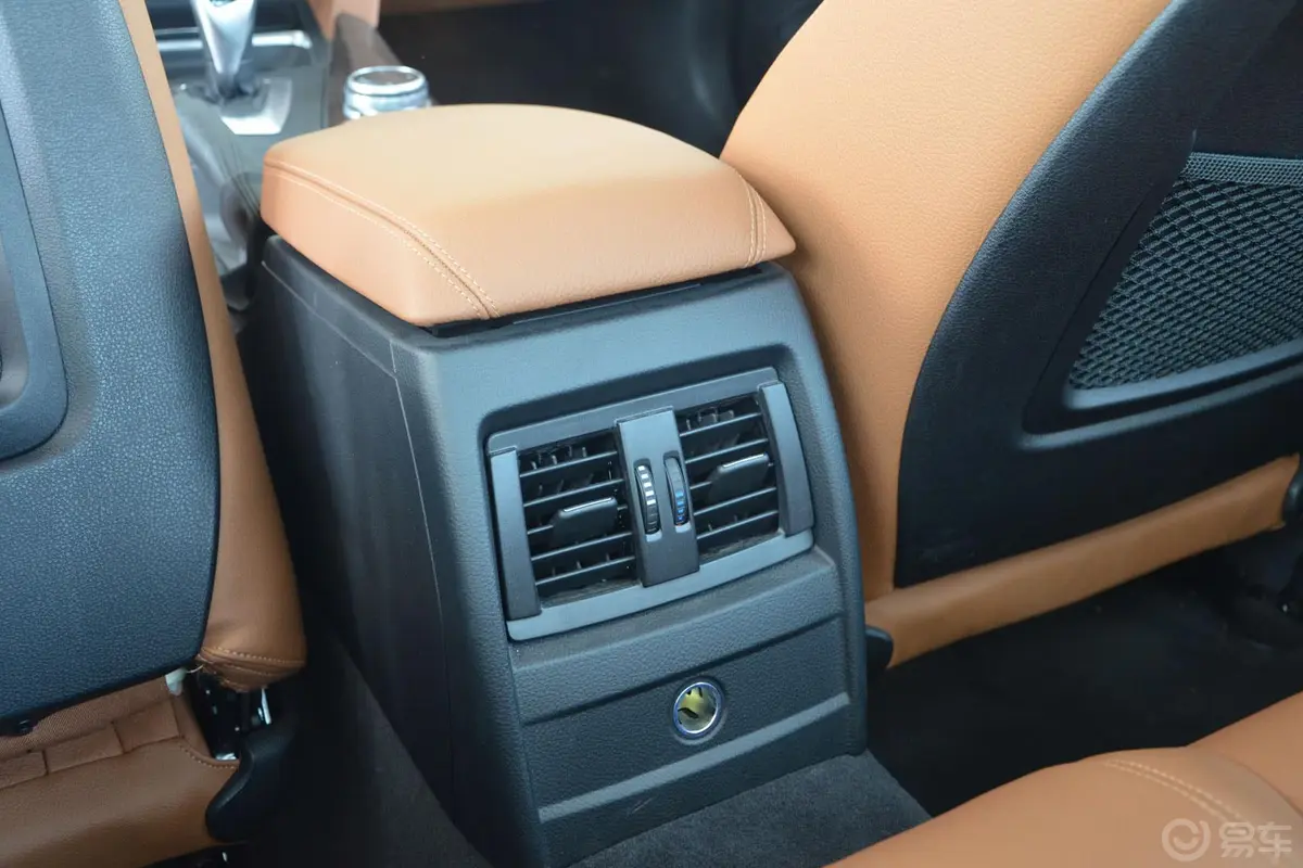 宝马4系双门轿跑车 428i xDrive 豪华设计套装后排出风口（中央）