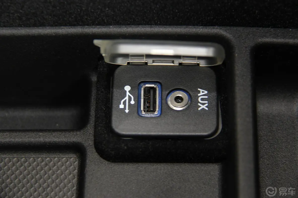 克莱斯勒3003.0L 手自一体 卓越版USB接口