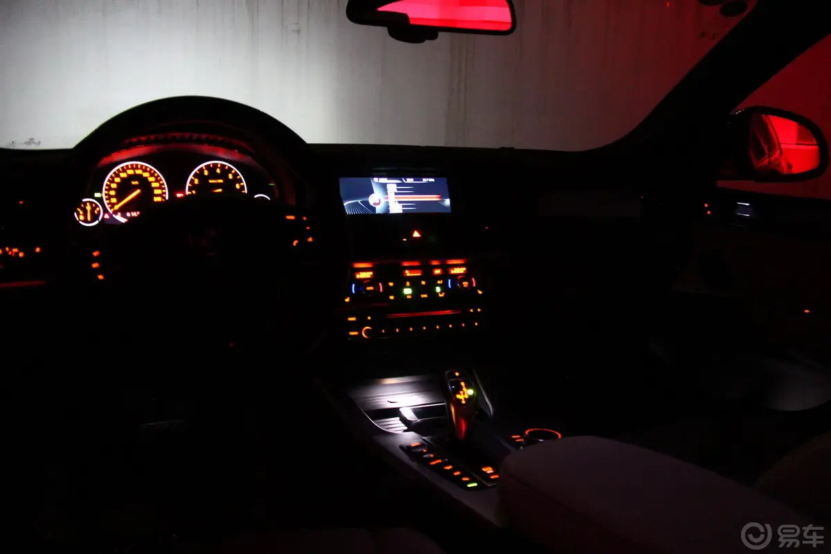 宝马X4xDrive35i M运动版完整内饰灯光氛围