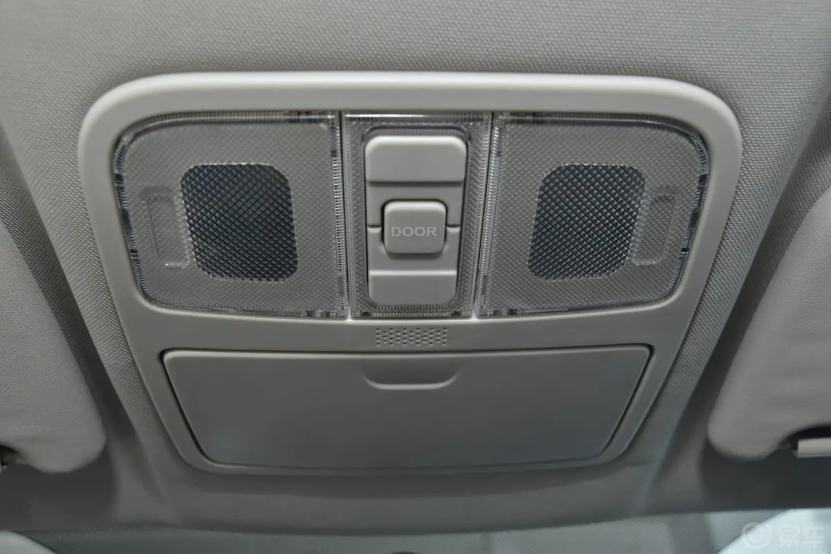 长安CS351.6L 手动 舒适型 国IV前排车顶中央控制区