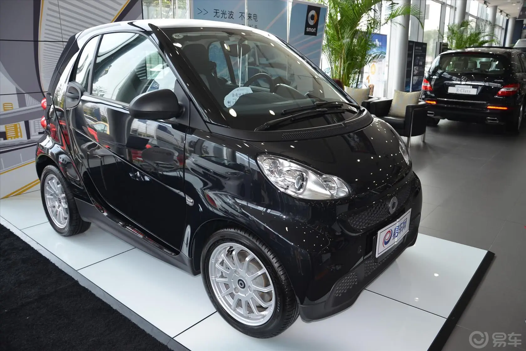 smart fortwo1.0T  BoConcept硬顶激情版侧前45度车头向右水平