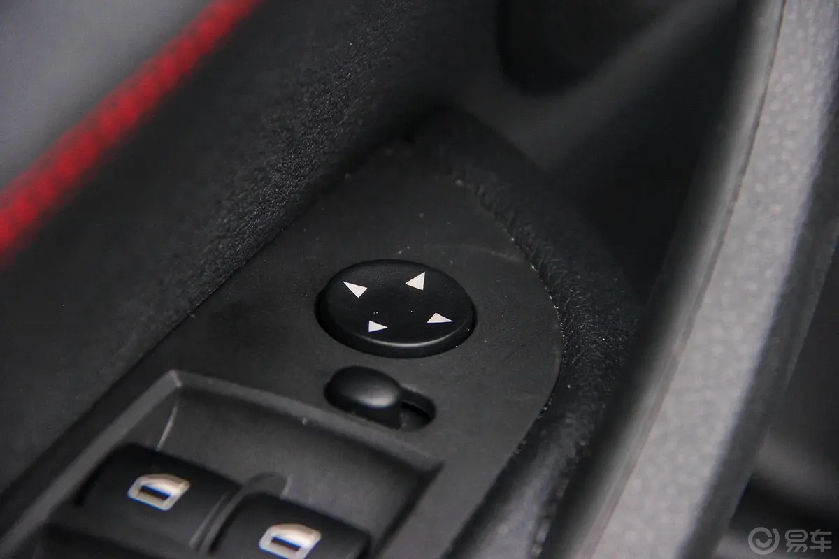 宝马X1sDrive18i 运动设计套装外后视镜控制键
