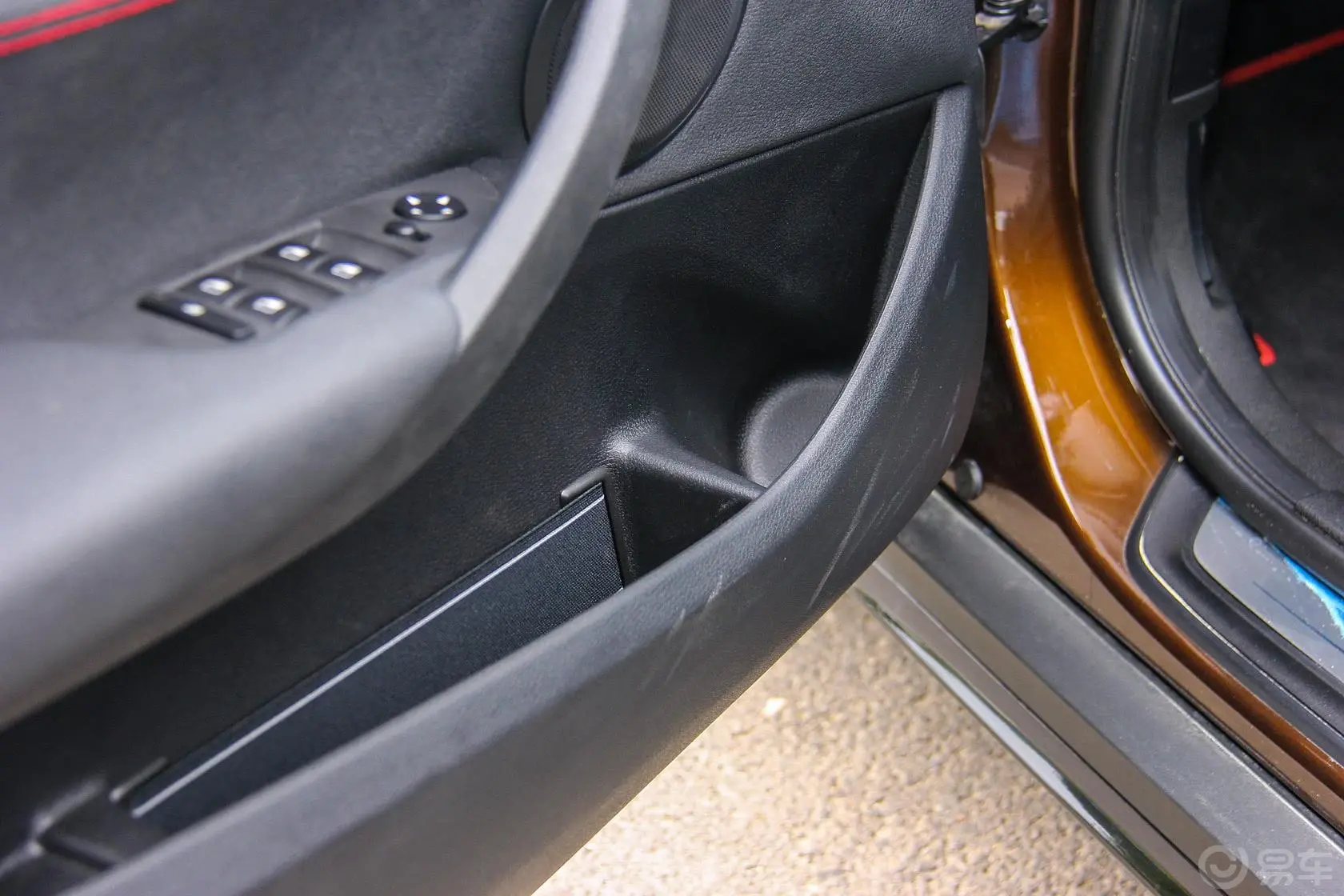 宝马X1sDrive18i 运动设计套装驾驶员门储物盒