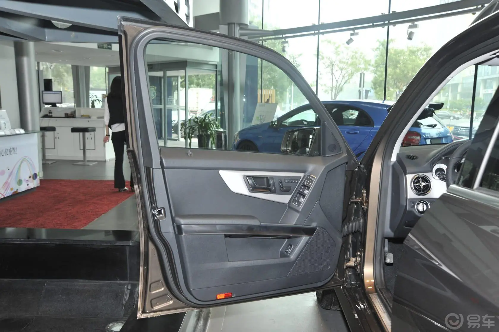 奔驰GLK级GLK 300 3.0L 自动 动感型天窗版驾驶员侧车门内门板