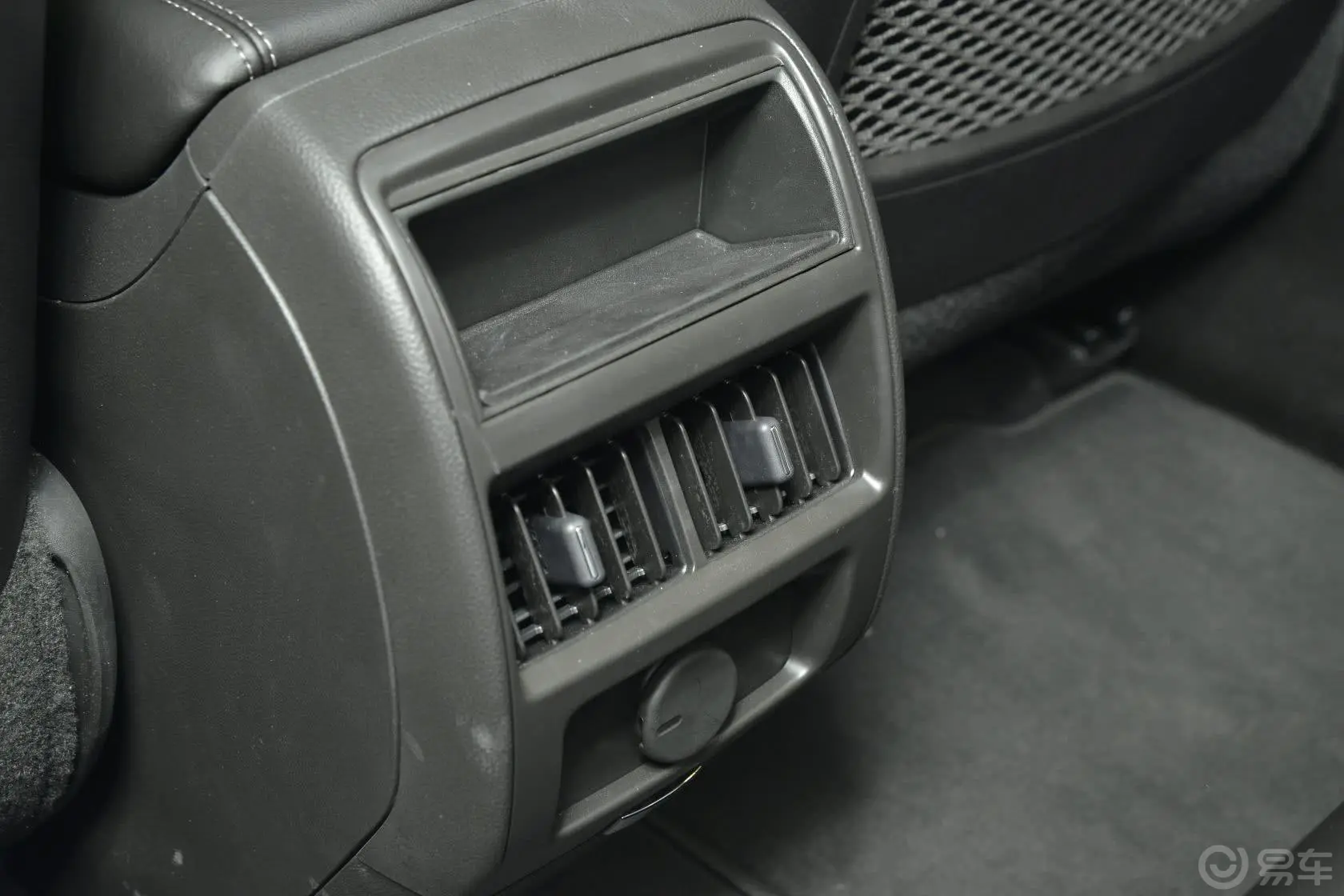 凯迪拉克SRX3.0L 手自一体 舒适型后排出风口（中央）