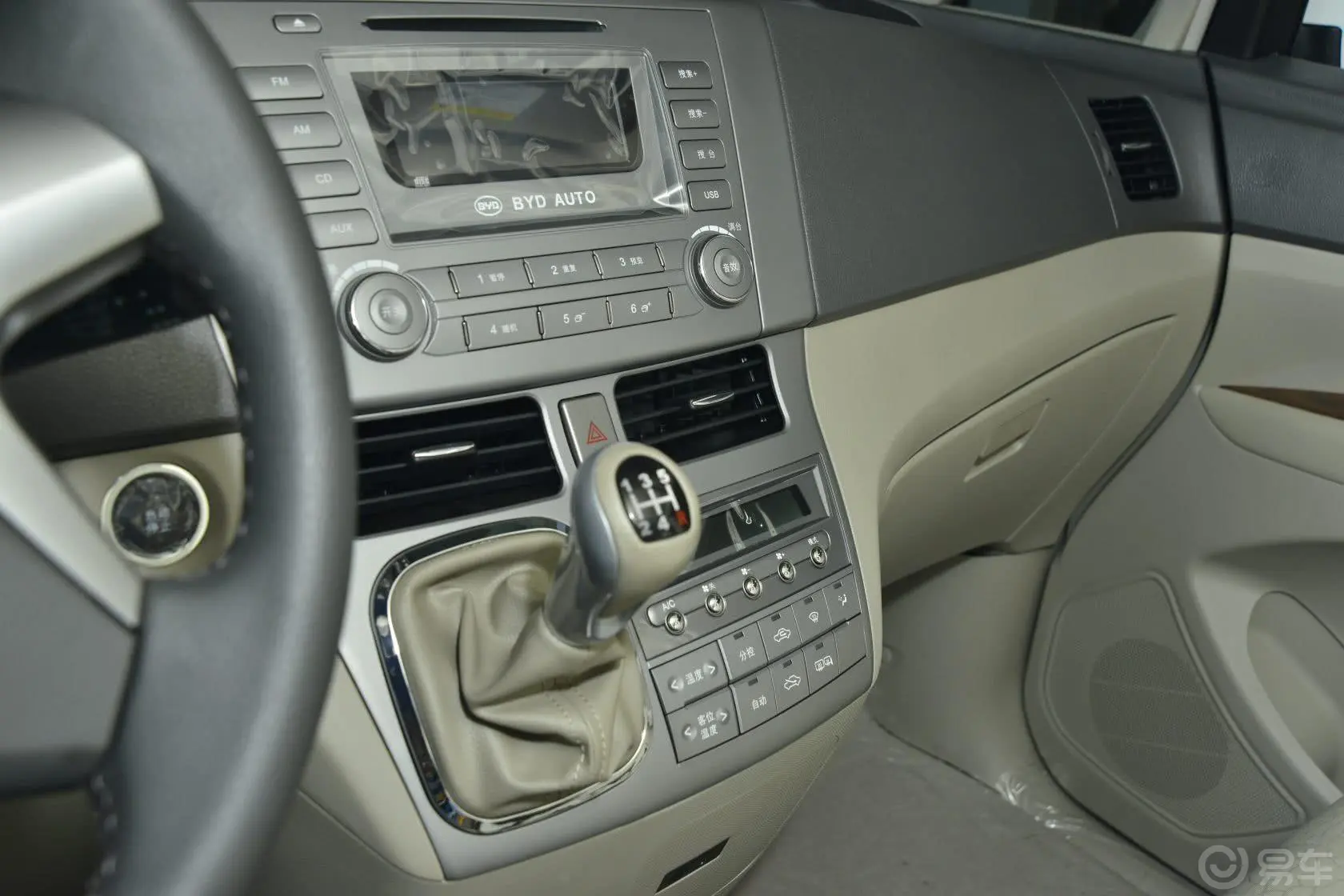 比亚迪M62.4L 手动 舒适版中控台驾驶员方向