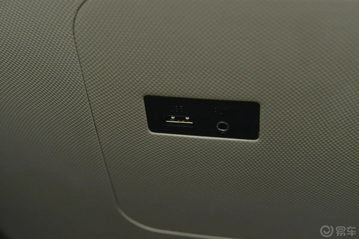 比亚迪M62.4L 手动 舒适版USB接口