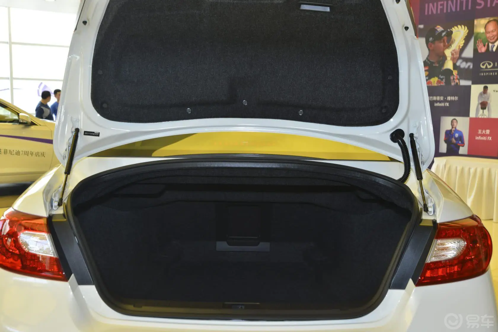 英菲尼迪Q70L2.5L 手自一体 雅致版行李箱空间