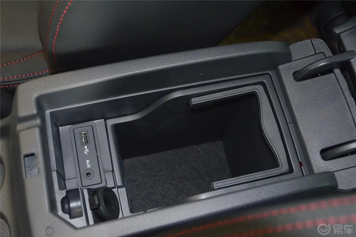 科雷傲(进口)2.5L 四驱 Sportway限量版前排中央扶手箱空间