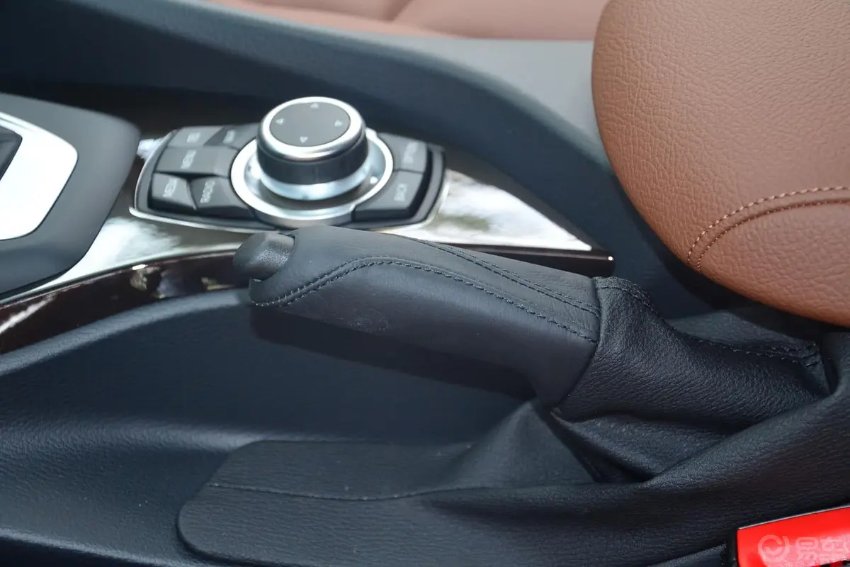 宝马X1sDrive20i X设计套装驻车制动（手刹，电子，脚刹）