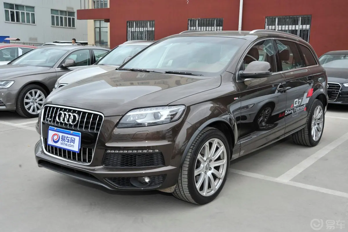 奥迪Q735 TFSI quattro 专享型侧前45度车头向左水平