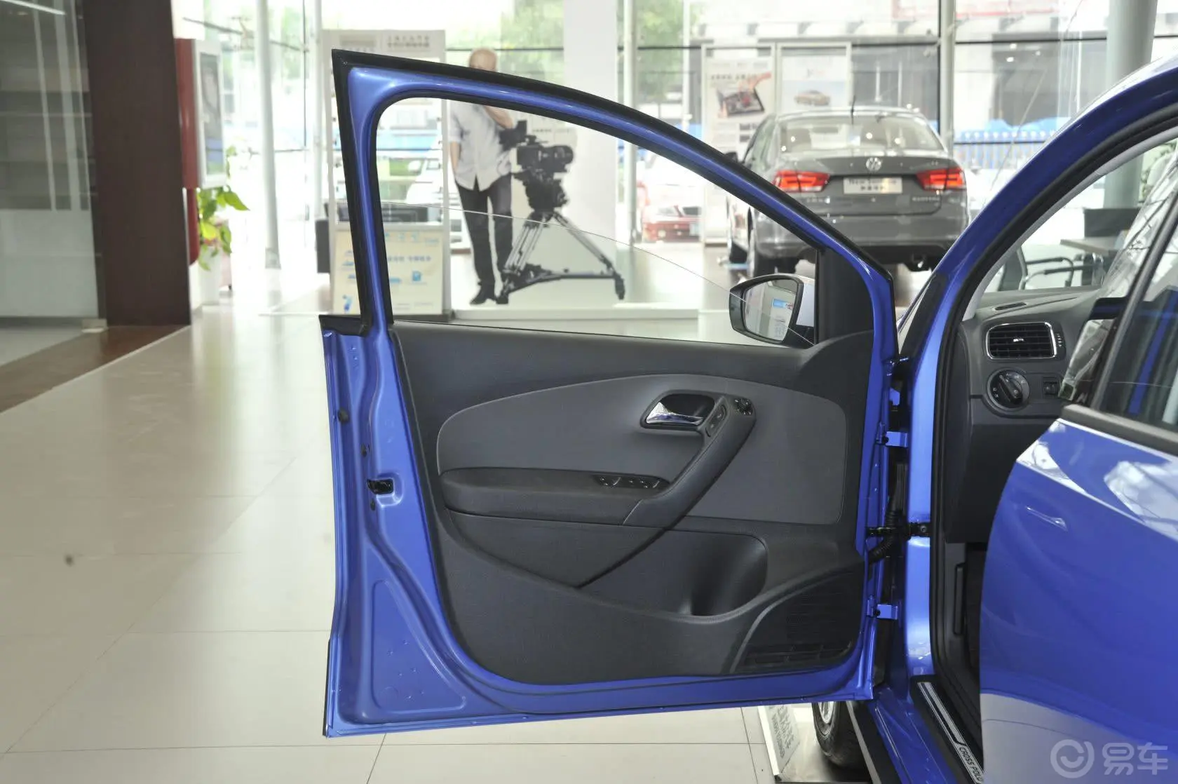 PoloCross 1.6L 手动驾驶员侧车门内门板