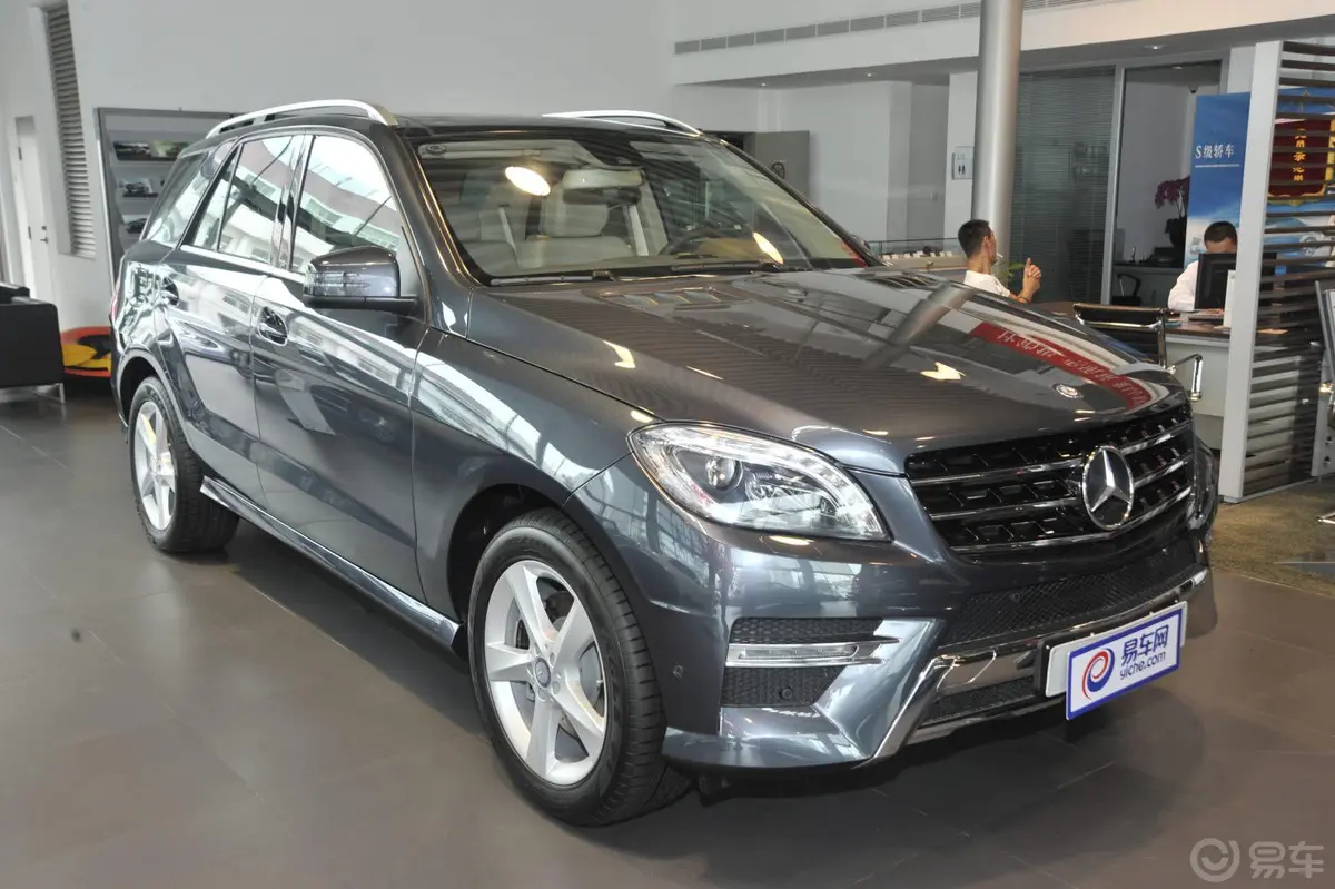 奔驰M级ML400 4MATIC 动感型侧前45度车头向右水平