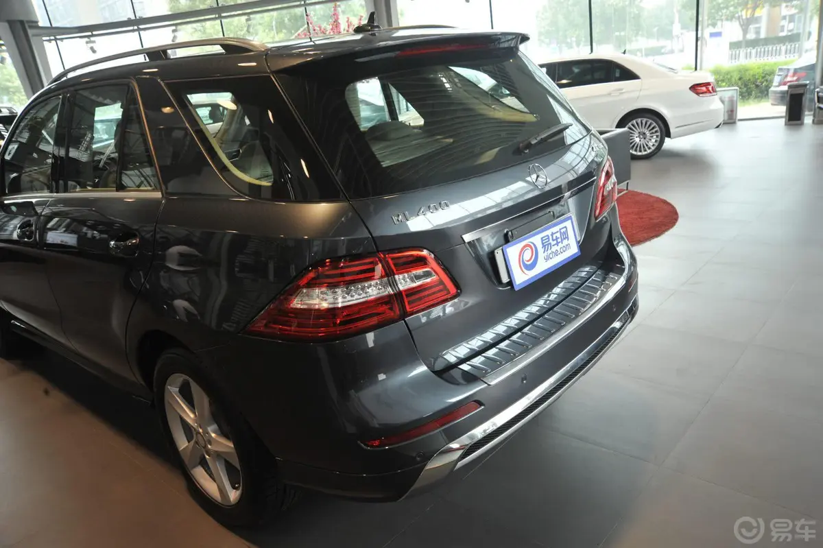 奔驰M级ML400 4MATIC 动感型车尾局部