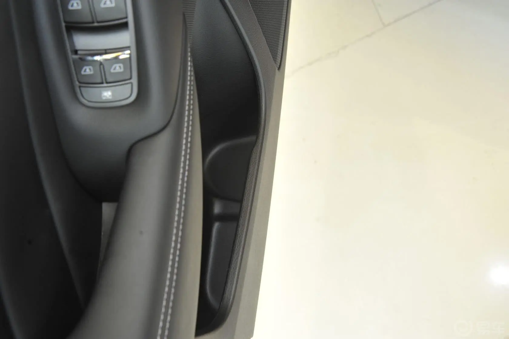 英菲尼迪Q502.0T 舒适版驾驶员门储物盒
