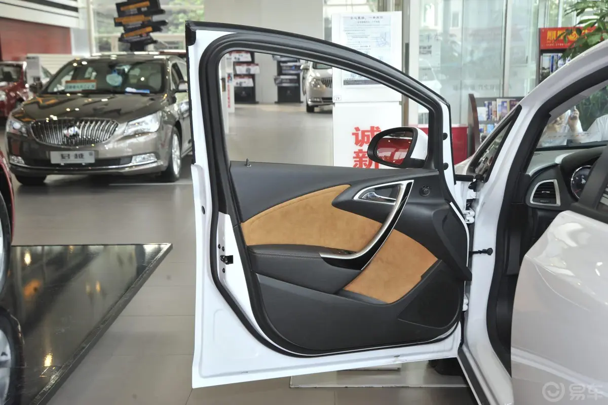 英朗XT 1.6L 自动 时尚型 Alcantara版驾驶员侧车门内门板
