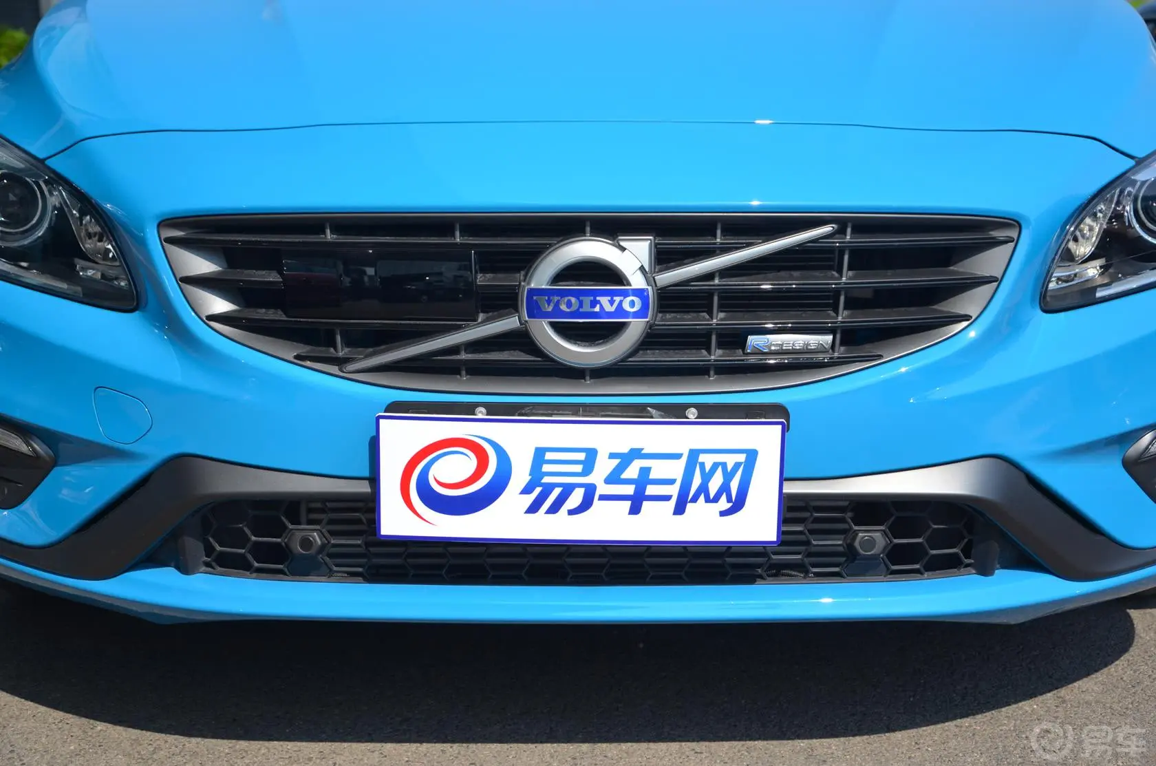 沃尔沃S60(进口)3.0T T6 R-Design个性运动版前格栅侧俯拍