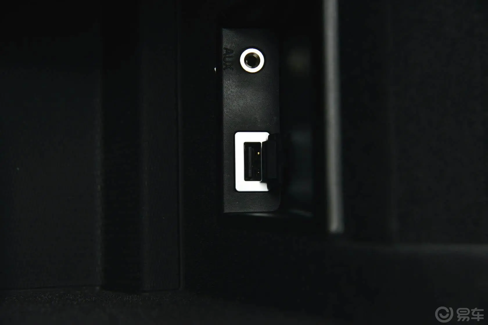 沃尔沃XC60(进口)T6 智逸版USB接口